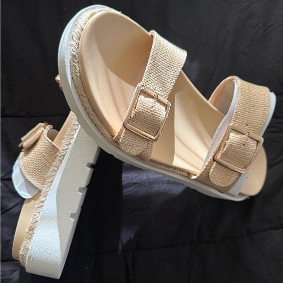 MADDEN NYC NWT NIB Women’s Cream/White Buckle Platform Sandals 11 - Picture 5 of 6